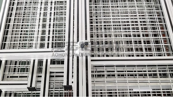 工業鋁型材可升降圍欄：高純度鋁型材集成方案
