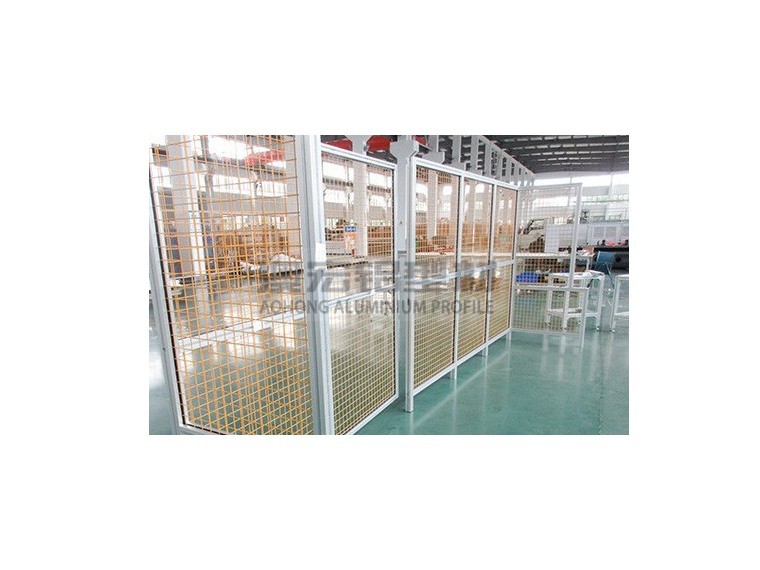 生產(chǎn)線安全總讓你提心吊膽？汽車(chē)廠鋁型材防護(hù)圍欄的可靠解法